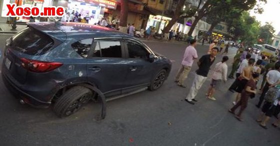 Xe Mazda bị xe buýt tông móp hông