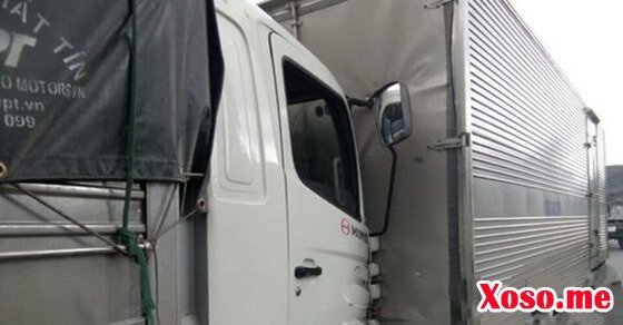 Xe tải dính vào nhau sau va chạm