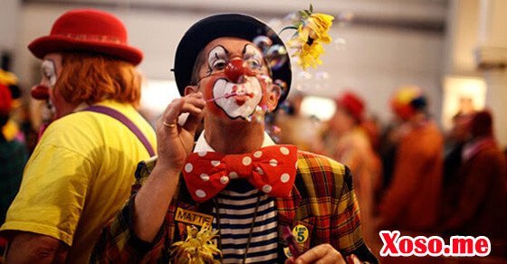 Mơ thấy chú hề trong nhà là ám chỉ nhân cách khác của bạn bị che dấu