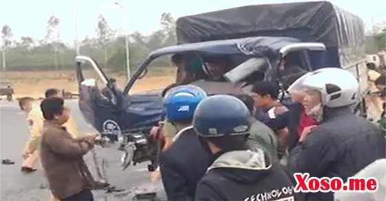 Lực lượng CSGT cùng người dân giải cứu tài xế