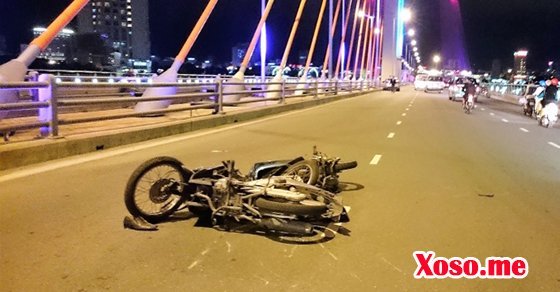 Hai xe máy tông nhau hư hỏng nặng