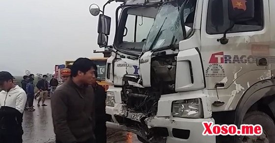 Chiếc xe tải bị hư hỏng phần đầu