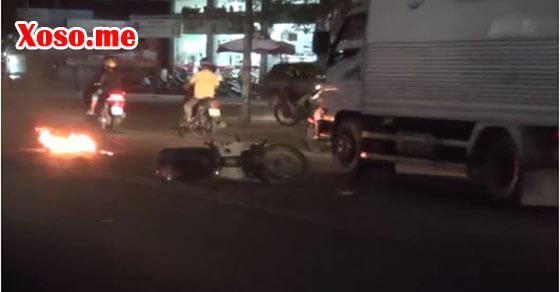 Chiếc xe máy của nạn nhân nằm giữa đường