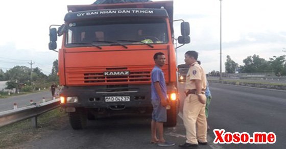 Chiếc xe tải còn di chuyển một đoạn sau khi gây tai nạn