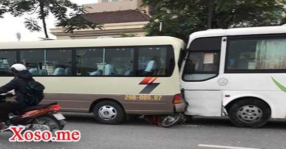 Chiếc xe máy bị kẹp giữa 2 xe tại hiện trường