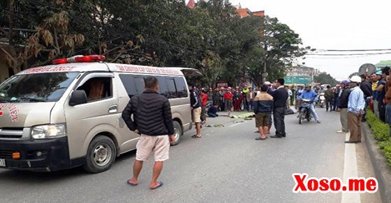 Thi thể nạn nhân được đưa khỏi hiện trường