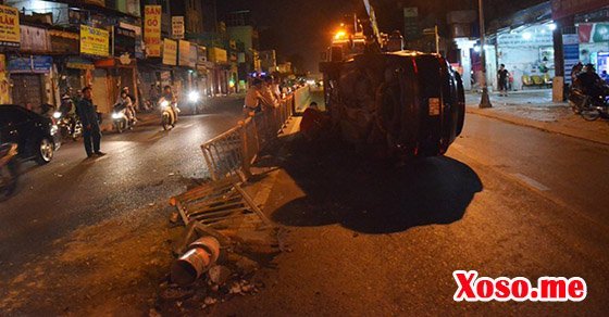Nhiều đoạn dải phân cách đã bị húc vỡ