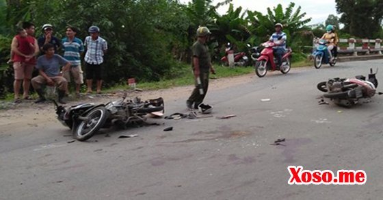 Hai xe máy đều nát tươm sau va chạm