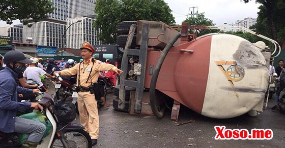 Chiếc xe bồn lật nghiêng do tài xế ngủ gật