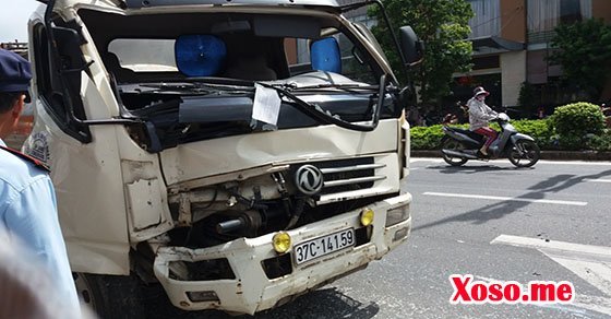 Đầu xe tải chở xăng hư hỏng 
