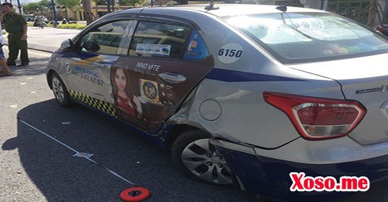 Một trong 2 chiếc taxi va chạm nhau
