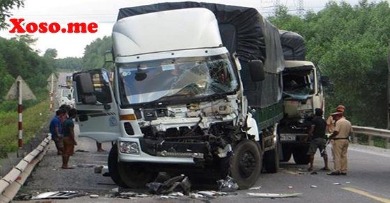 Chiếc xe tải nát đầu tại hiện trường