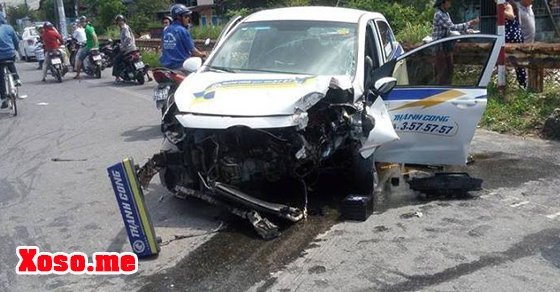 Đầu xe taxi hư hỏng nặng